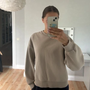 Superfin collegetröja!! 💗 - Hejj, säljer nu denna superfina collegetröja från ginatricot då den tyvärr inte längre kommer till användning. 💗 Den är i superfint skick, endast använd ett fåtal gånger och har inga defekter!! Den är i storlek M men passar även mig som brukar ha S/M. Kontakta vid fler funderingar eller bilder!! 💗 Pris går att diskutera!! Nypris 299kr ❤️