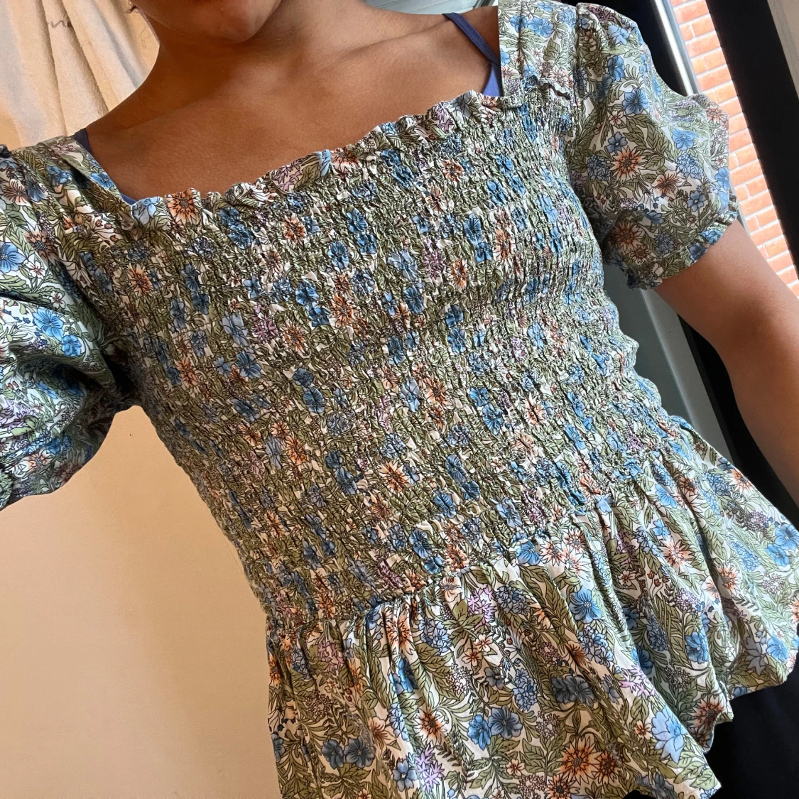 Blommig topp från mango med volang