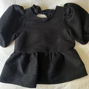 Svart blus från Carin Wester - Supersnygg svart blus från Carin Wester, som är helt ny med lappen kvar! I stl 38 nypris 599kr