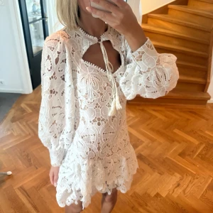 Vit spets klänning - Säljer denna såååå najs vita spets klänning som är helt otroligt najs❤️❤️💖💖💖💖