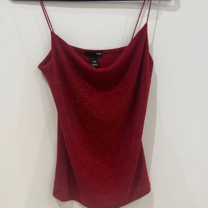 Röd topp - Röd glittrig topp från h&m. Storlek xs, (stretchigt material).  