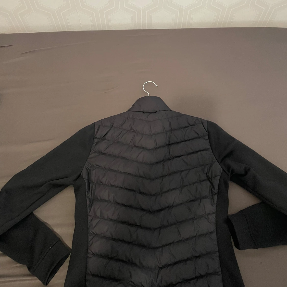 Svart hybridjacka från Peak Performance - 1