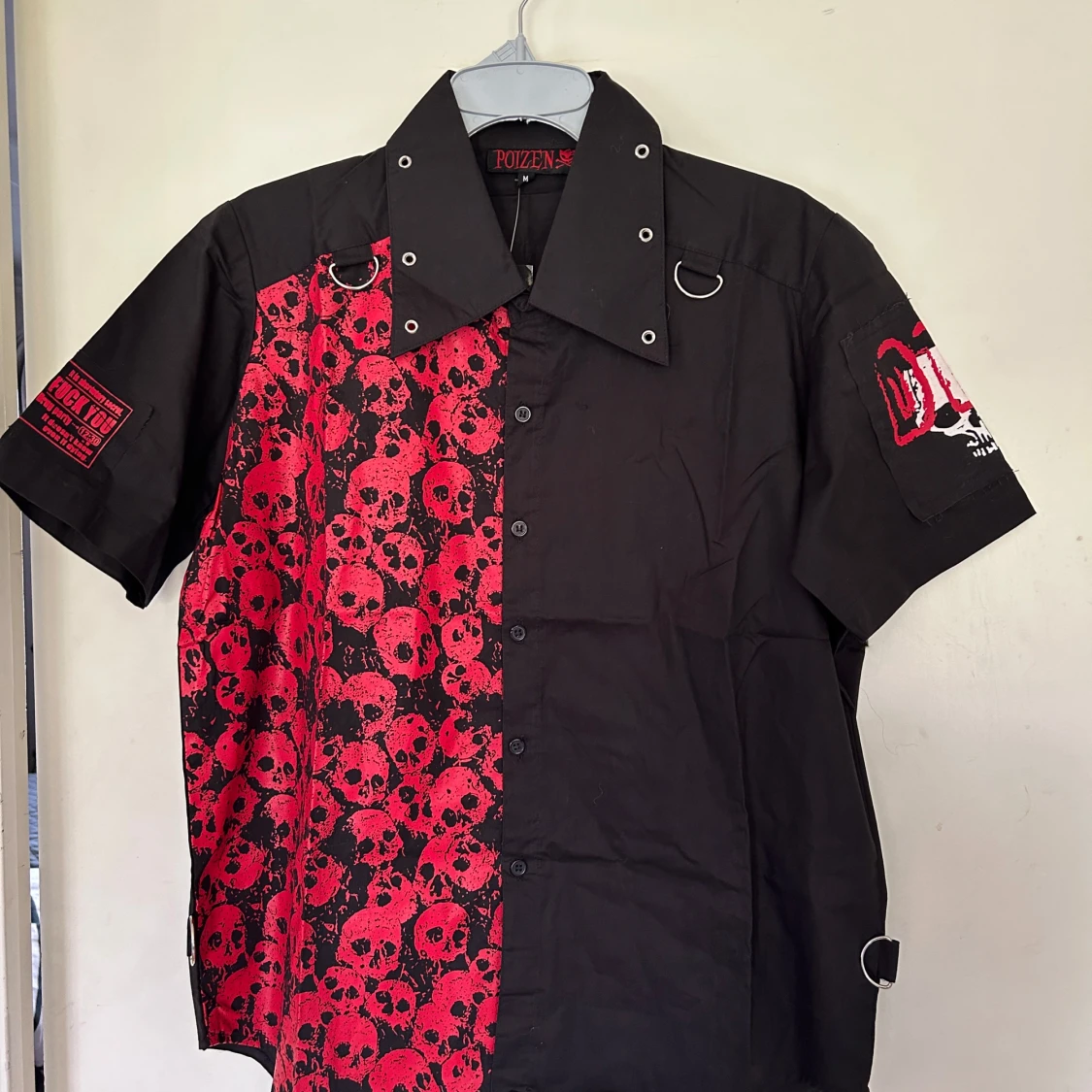 Skjorta med döskallar fr Poizen Medium
