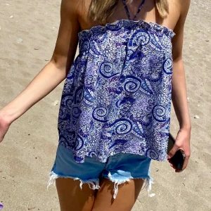 Sommartopp  - Så söt sommartopp i perfekt mönster💕💕Den är lila/mörkblå🤗