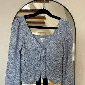 Topp - Blå blommig blus, från hm