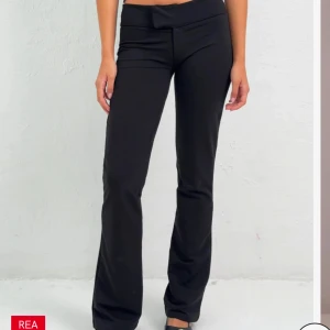 Svarta bootcut byxor från Nelly XS - Svarta bootcut byxor från Nelly i stretchigt material. dom är low waist och bootcut har använt typ 5 gånger och kan diskutera pris 💞💞