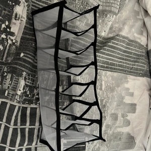 Svartvit mesh organiseringslåda med fack - Praktisk och lätt organiserings låda för underkläder i svart och vitt meshmaterial med flera separata fack. 