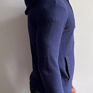 Kashmir  hoodie Marinblå  från Barlucio (Storlek M) - Snygg marinblå kashmir zip hoodie från Barlucio. Lite knoprig därför till ett billigare pris.  Btw säljer jag både denna mörkblå och en ljusgrå som en kombination för den som är sugen finns ja i DM. Model är 180.