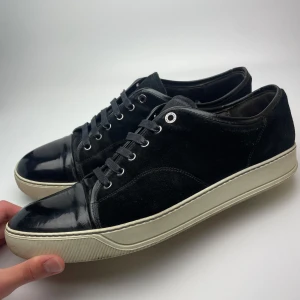 Lanvin skor  - Hej! Säljer nu dessa svin feta lanvin skor. Skorna är i fint skick! Har begränsat antal boxar och dustbag. Hör av dig vid frågor. Size uk12