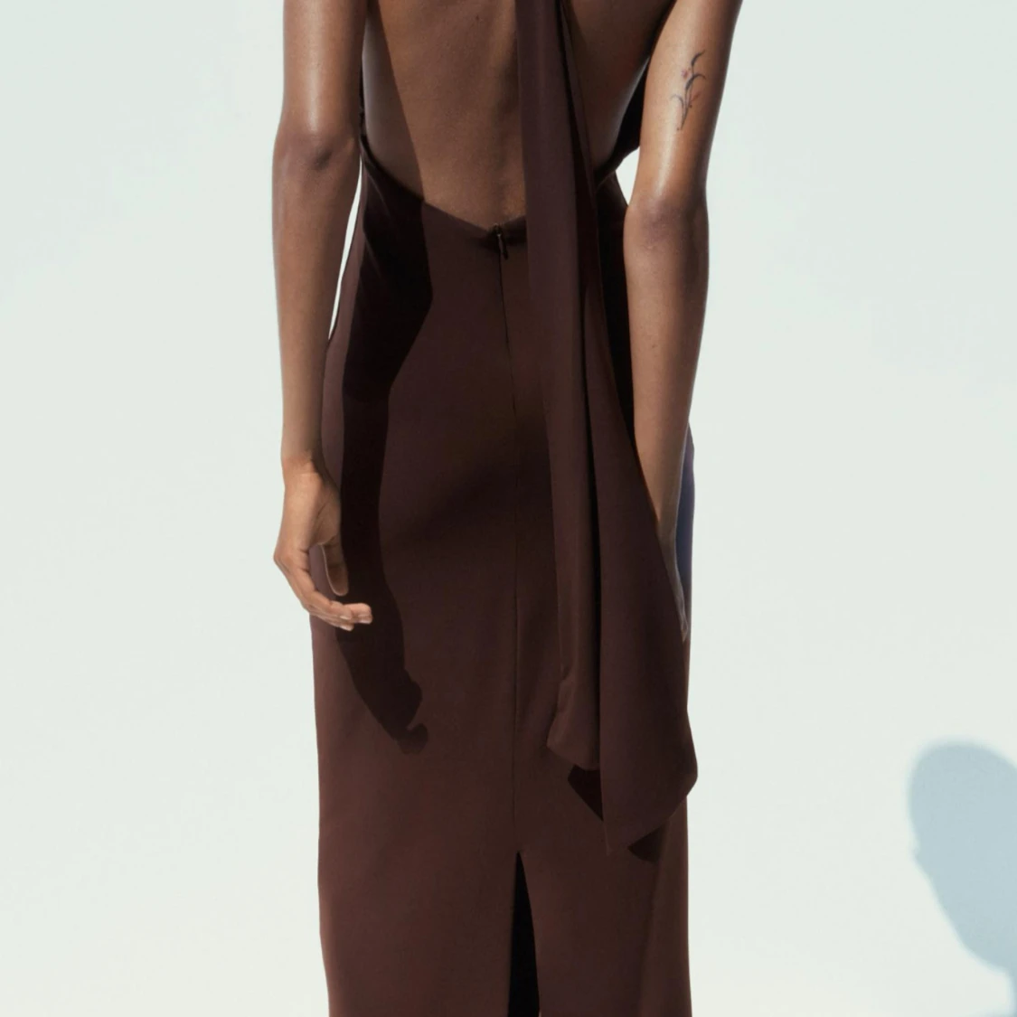 Brun långklänning med djup v-ringning - 1