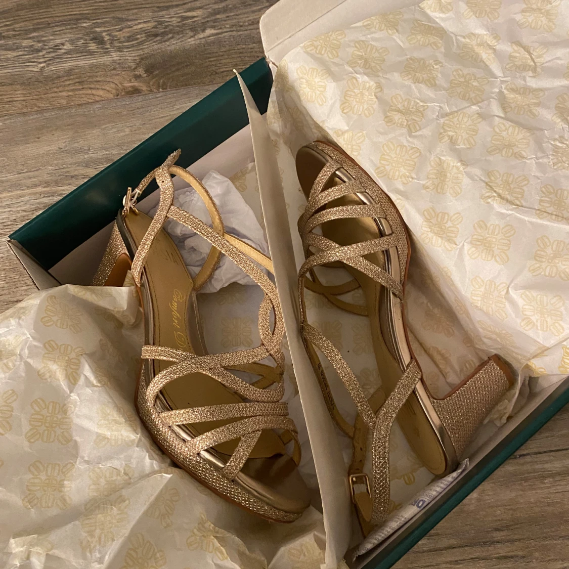 Glittriga guldiga sandaler från Dasia - 1