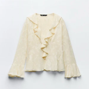 Ljus blus från zara - Jättefin blis från zara med blommor och fina detaljer 