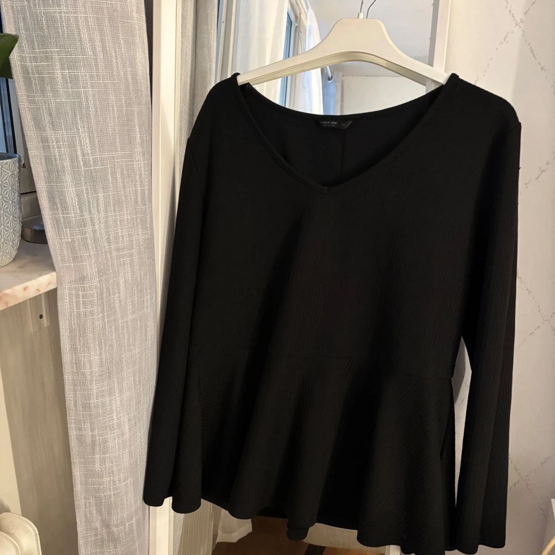 Svart långärmad topp med v-ringning och knappar