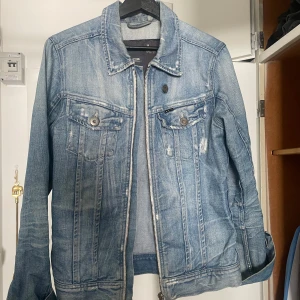Jeansjacka med zip - Skit fet och ovanlig jeansjacka med zip. Storlek M. G star. ! Ops- kan ej posta denna vara föränn 16e juni då jag är bortrest! 