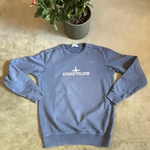 Stone Island tröja blå 170 cm - Säljer denna snygga Stone Island tröja! Storlek 170 cm Passar runt 165-175 Väldigt fint skick Använd fåtal gånger Perfekt till sommaren☀️ Hör av er vid frågor eller funderingar!😊 Pris kan diskuteras 🤝  Liten fettfläck på armen som inte syns