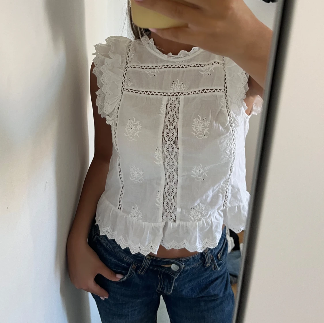 Vit blus med spets och broderi - 1