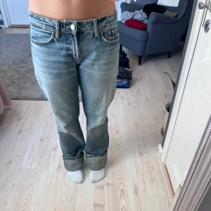 Blå raka jeans från Zara - Säljer ett par klassiska blå jeans från Zara med normal passform och raka ben. Jeansen har fem fickor, knappgylf och är i ett mjukt denimtyg. Otroligt cool färg men för långa på mig som är 165 cm.