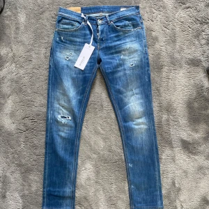 Dondup jeans GEORGE  - Tja! Säljer ett par schyssta dondup jeans med sköna slitningar och tvätt! Jeansen är i fint skick!jeansen är i storlek w32! Skriv vid frågor eller bilder! 