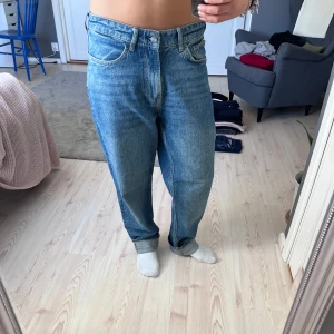 Blå raka jeans - Klassiska blå jeans med rak passform och normal midja. Jeansen har fem fickor, gylf med dragkedja. Väldigt sköna men för långa på mig som är 165 cm. 