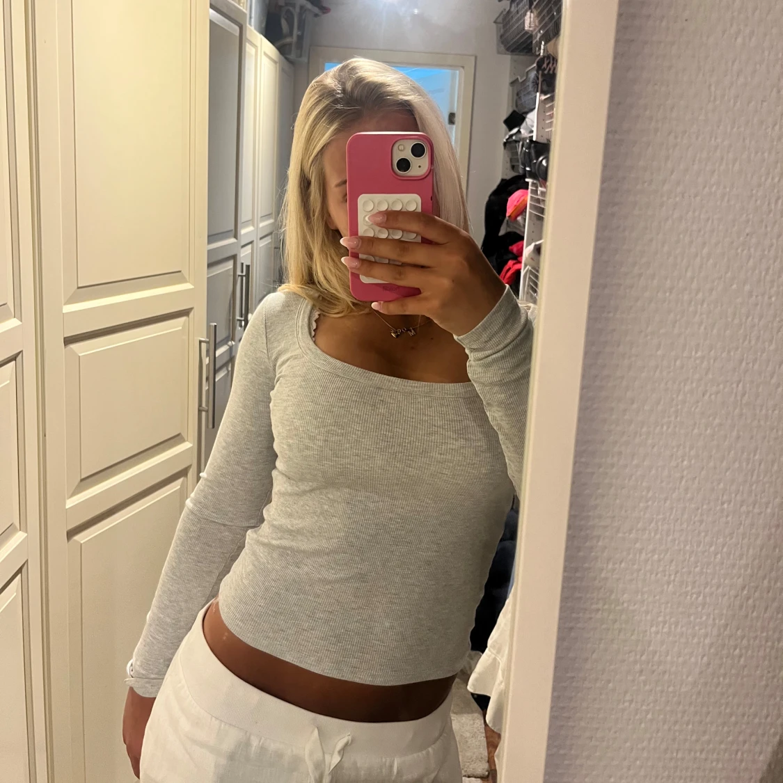 Ljusgrå ribbad långärmad topp