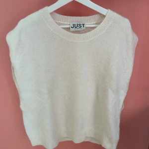Vit stickad tröja från Just Female - Säljer en vit stickad tröja från Just Female i storlek L. Upplevs dock dom M eller S. Tröjan har rund halsringning och är tillverkad i en mjuk blandning av mohair, ull, polyamid och elastan. Perfekt för lager-på-lager och enkel att matcha med olika outfits.
