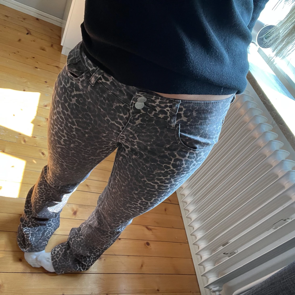 Grå leopardmönstrade bootcut jeans - 2