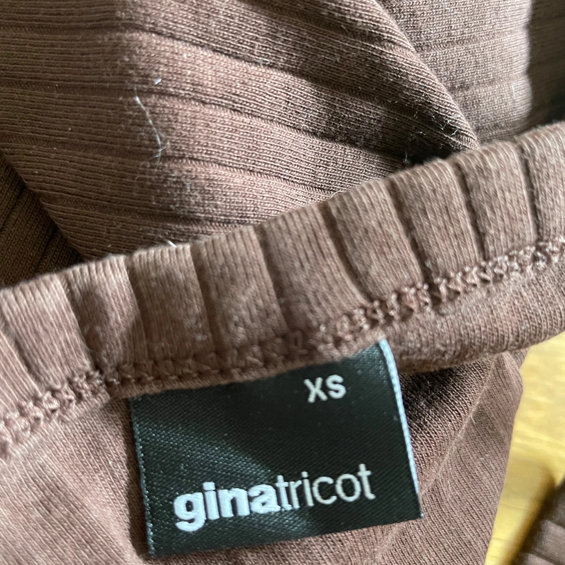 Brun ribbad linnetopp från Gina Tricot - 2