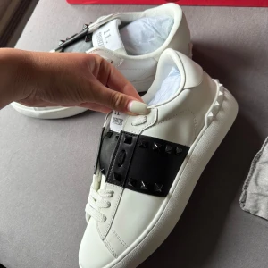 Valentino skor - ROCKSTUD UNTITLED SNEAKER IN CALFSKIN LEATHER WITH TONAL STUDS. Storlek 40, nyskick = endast testade. Pris kan diskuteras. Medföljer kartong osv.