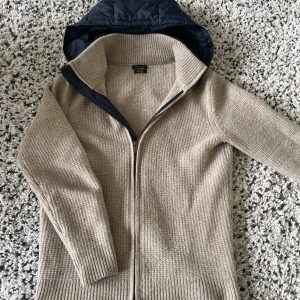 Massimo dutti cardigan  - Säljer nu denna riktigt fräscha cardiganen från Massimo dutti. Storlek S,  bra skick och tillverkas inte längre . Pris kan diskuteras, hör av vid frågor.