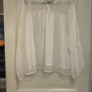 Vit långärmad blus  - Super fin blus som passar perfekt till ett par jeans shorts nu på sommaren! 