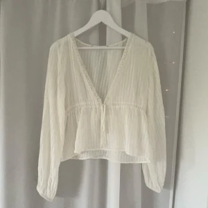 Blus - Superfin somrig klänning! Säljs då den inte kommit till användning. 💓