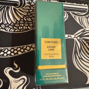 Tom Ford Azure Lime Eau de Parfum 50 ml - Lyxig parfym från Tom Ford i doften Azure Lime. Flaskan rymmer 50 ml och kommer i en elegant grön förpackning med guldiga detaljer. Perfekt för dig som gillar fräscha och exklusiva dofter. Helt ny