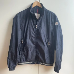 Moncler jacka - Riktigt snygg Moncler jacka säljes i befintligt skick, som visas enligt bilder, små hål men bra skick i övrigt. Storlek 3 - Medium, passar mer som en Small. Väldigt tunn så passar perfekt på sommarkvällar. 