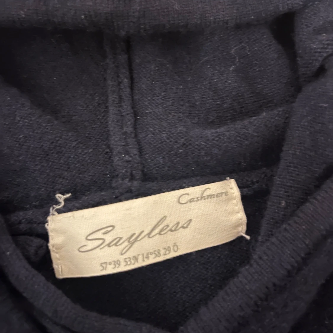 Marinblå kashmir hoodie från Sayless - 2