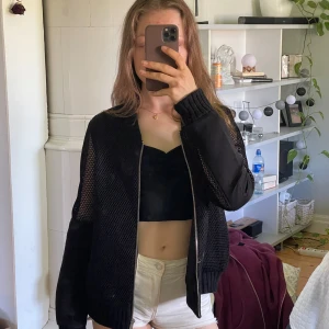 Svart mesh bomberjacka från VILA -  svart bomberjacka från Vila i storlek M. Jackan har meshdetaljer över hela kroppen och ärmarna samt dragkedja framtill.  Trendig och unik jacka perfekt nu till sommaren i bra kvalitet. Fick i present och använder inte så mycket.