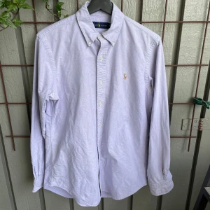 Ralph Lauren Skjorta! S - Har en fläk i armhålan inte stor men liten, kan gå bort i tvätten! Kan diskuteras!