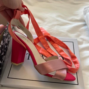  Tiamo skor  - Jättefina skor som man knyter banden upp på benen! 