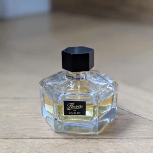 Flora by Gucci Eau de Parfum - Original Flora by Gucci parfymen (säljs ej längre) Citrus, ros och sandelträd, perfekt för dig som gillar feminina och blommiga dofter. Obs: ej full flaska, se bilder för mängd!