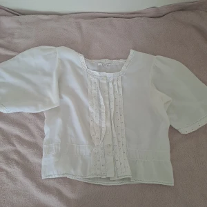 Vintage blus med spets  - Väldigt fint skick. Breda ärmar och fin halsringning.  ❤️ kontakat innan köp