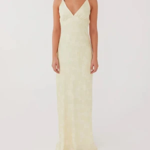 sorrento sun maxi dress yellow floral balklänning - säljer min fina klänning från peppermayo då jag har valt att ha en annan klänning till balen 💖💖 kan mötas upp i stockholm vid akut behov av en balklänning 😇