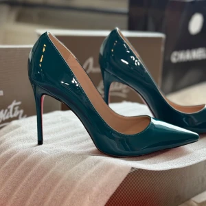 Christian Louboutin Klackar  - Oanvända eleganta klackar. Dom är att svimma för helt ärligt, men tyvärr är dom för små för mig…. Vid mer bilder eller frågor är det bara att skriva! Det är en tajt 40 storlek, skulle nästan säga att de är 39 och en halv. 