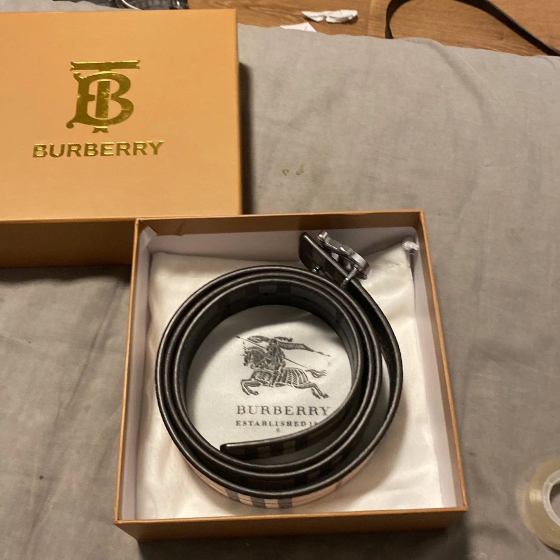 Burberry bälte med klassiskt rutmönster