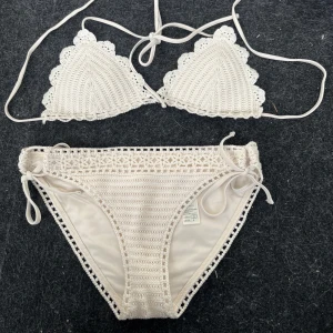 Virkad bikini - Supersöt bikini i en virkad stil, den är i mycket bra skick och går inte att köpa längre!😇💓Nederdelen är justerbar och trianglarna är cirka 14cm breda och 13cm höga!💓