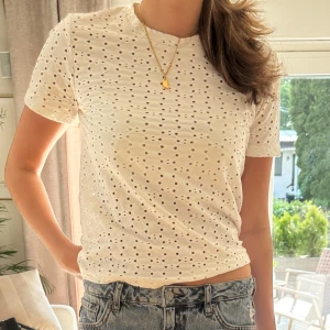 Vit t-shirt med hål - Fin zara t-shirt med hål, perfekt till sommaren ❤️‍🔥