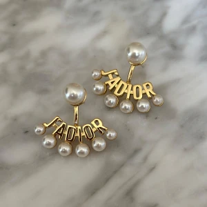 Eleganta örhängen  - Supereleganta örhängen med stämpel. Bakstyckena till örhängena saknas men det är standard stl. 