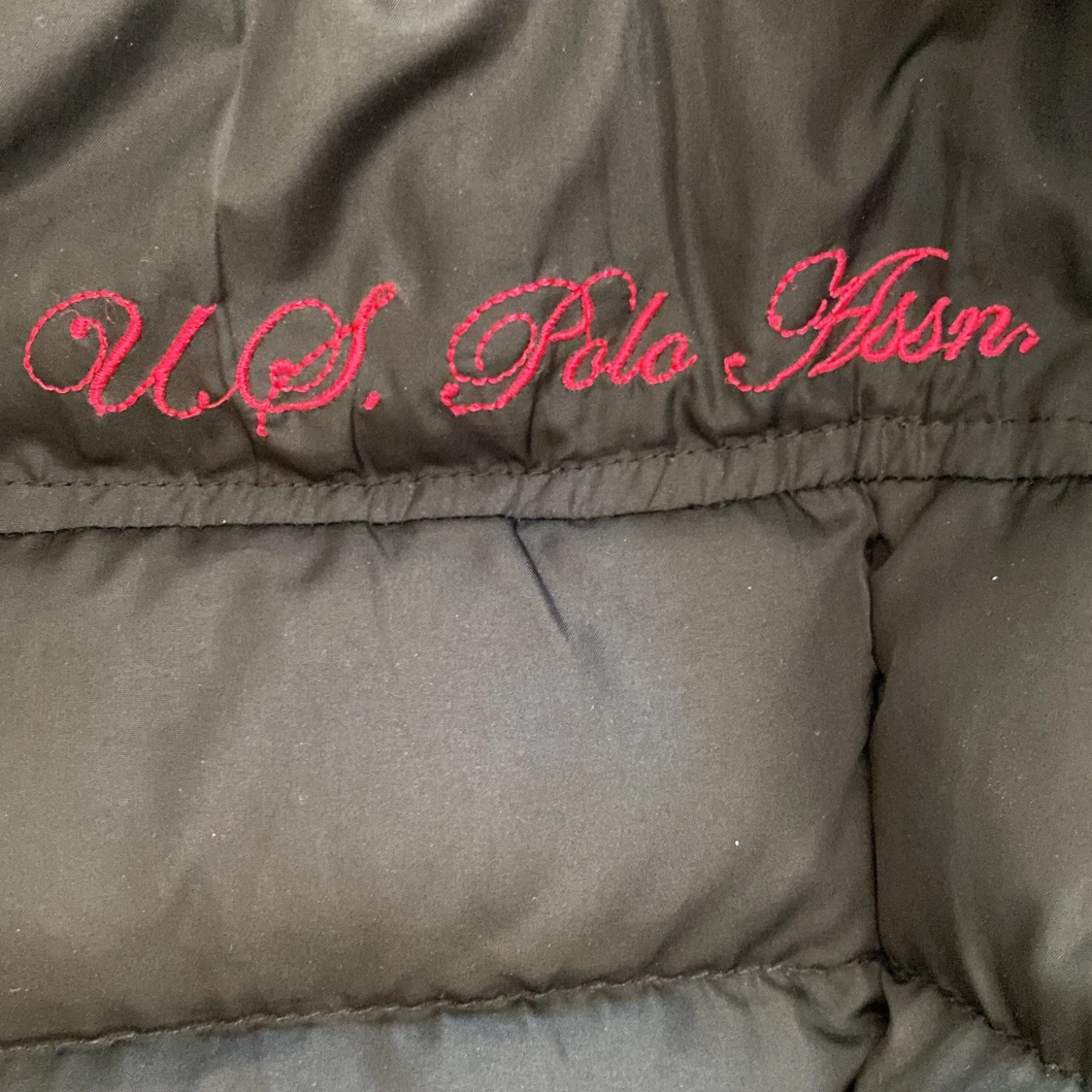 Svart dunväst med huva från U.S. Polo Assn. - 4