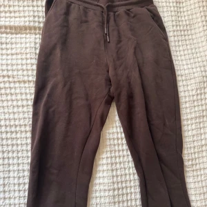 Bruna mjukisbyxor med dragsko - Mysiga bruna mjukisbyxor från Newyorker med resår och dragsko i midjan. Byxorna har två sidofickor och är tillverkade i mjukt material perfekta för en avslappnad stil.