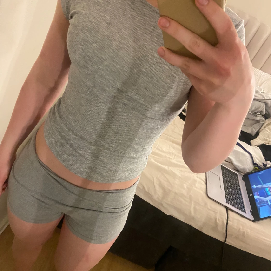 Grå tajt ribbad topp från H&M - 1