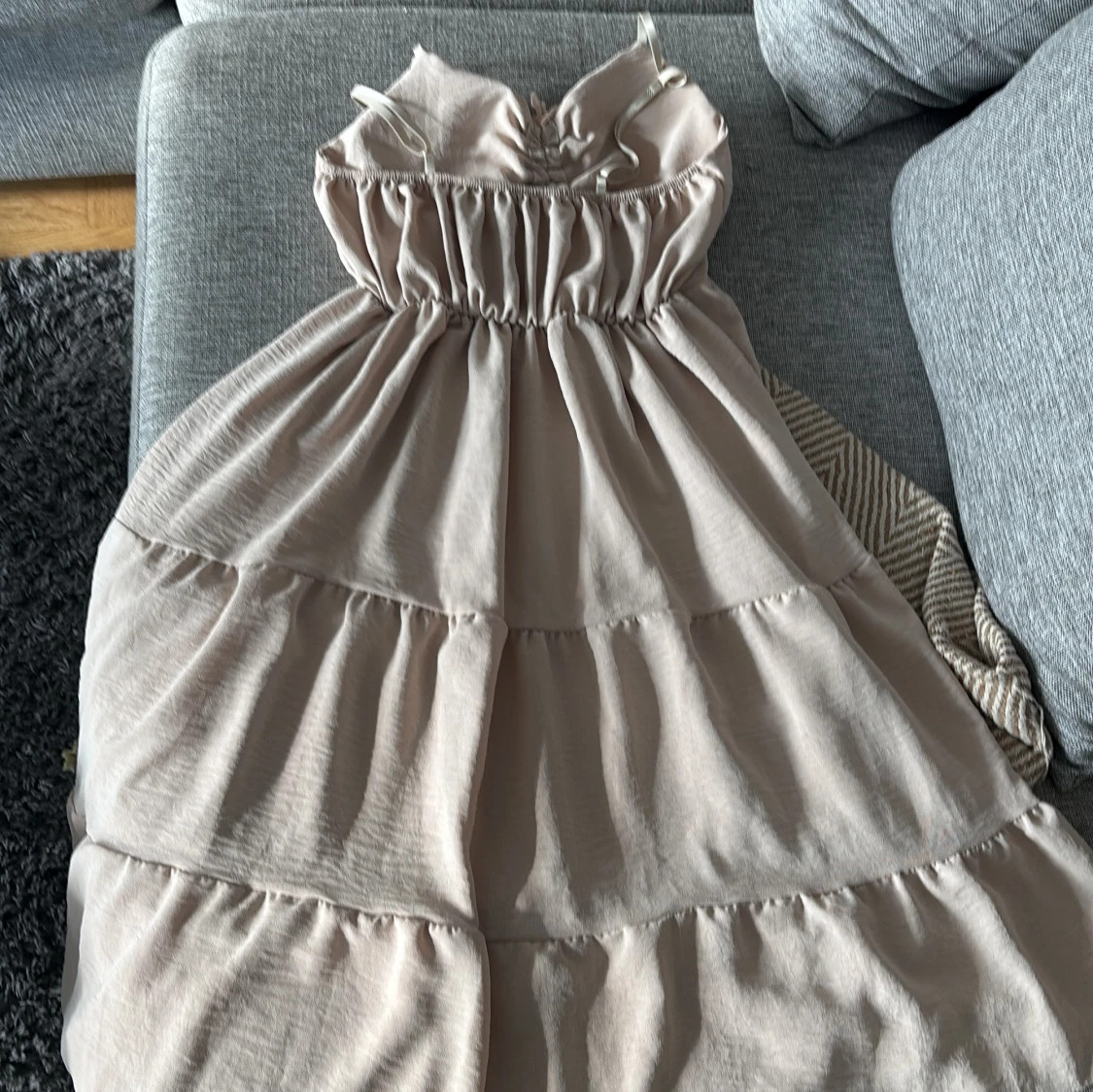 Beige långklänning med snörning - 2