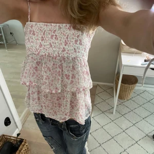 Blommig somrig topp från Gina Tricot - Supersöt topp från Gina Tricot Stretchigt material som passar till fler storlekar och inga deftekter🩷❤️